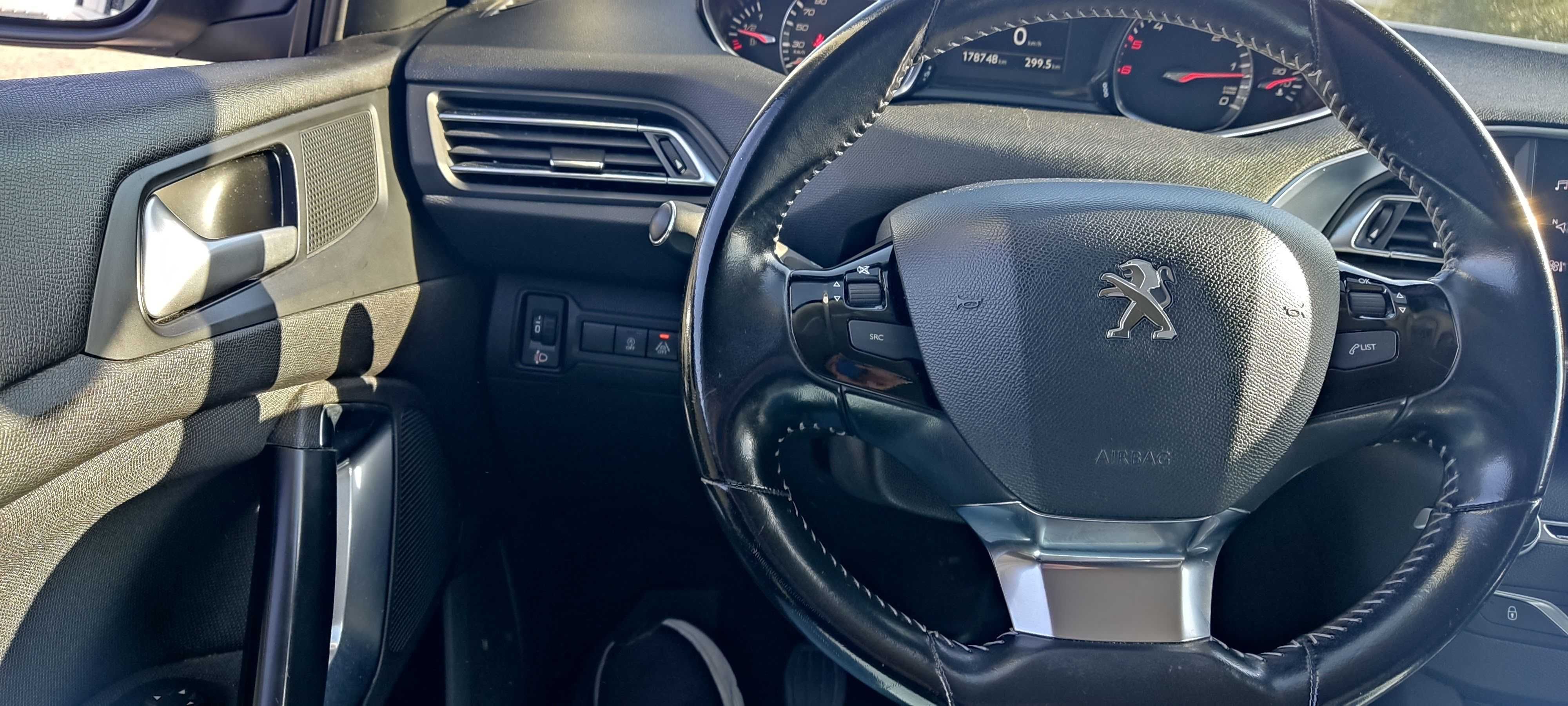 Peugeot 308 HDI ALLURE de 2018 em muito bom estado.