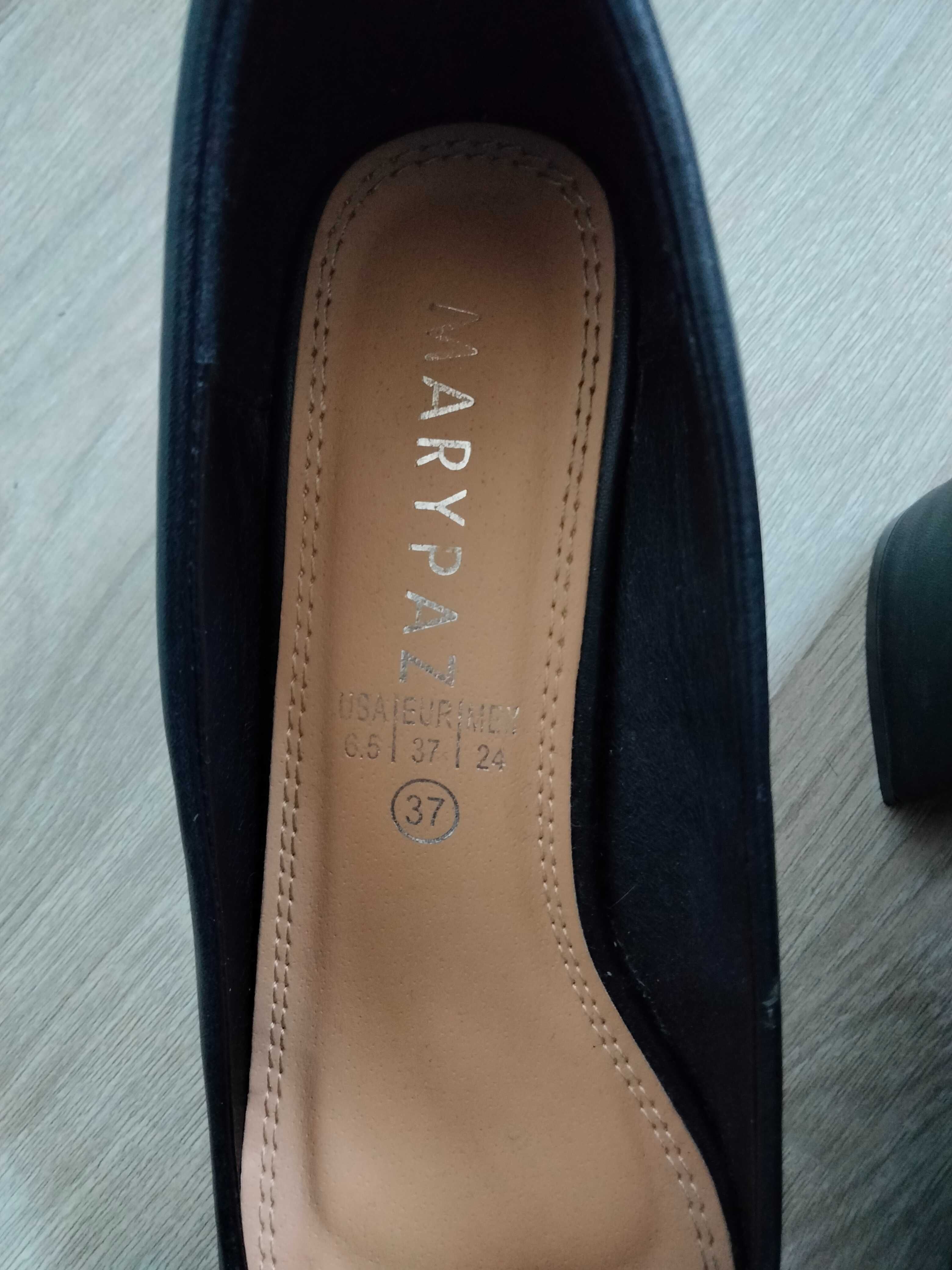 Sapatos pretos Marypaz