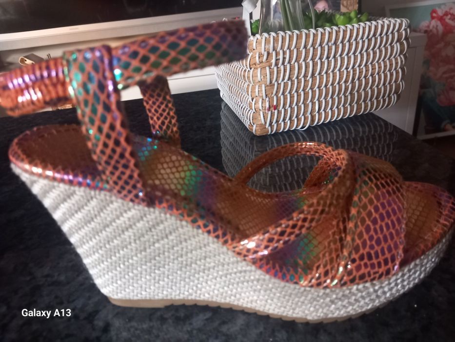 Sandálias completamente novas tamanho 36