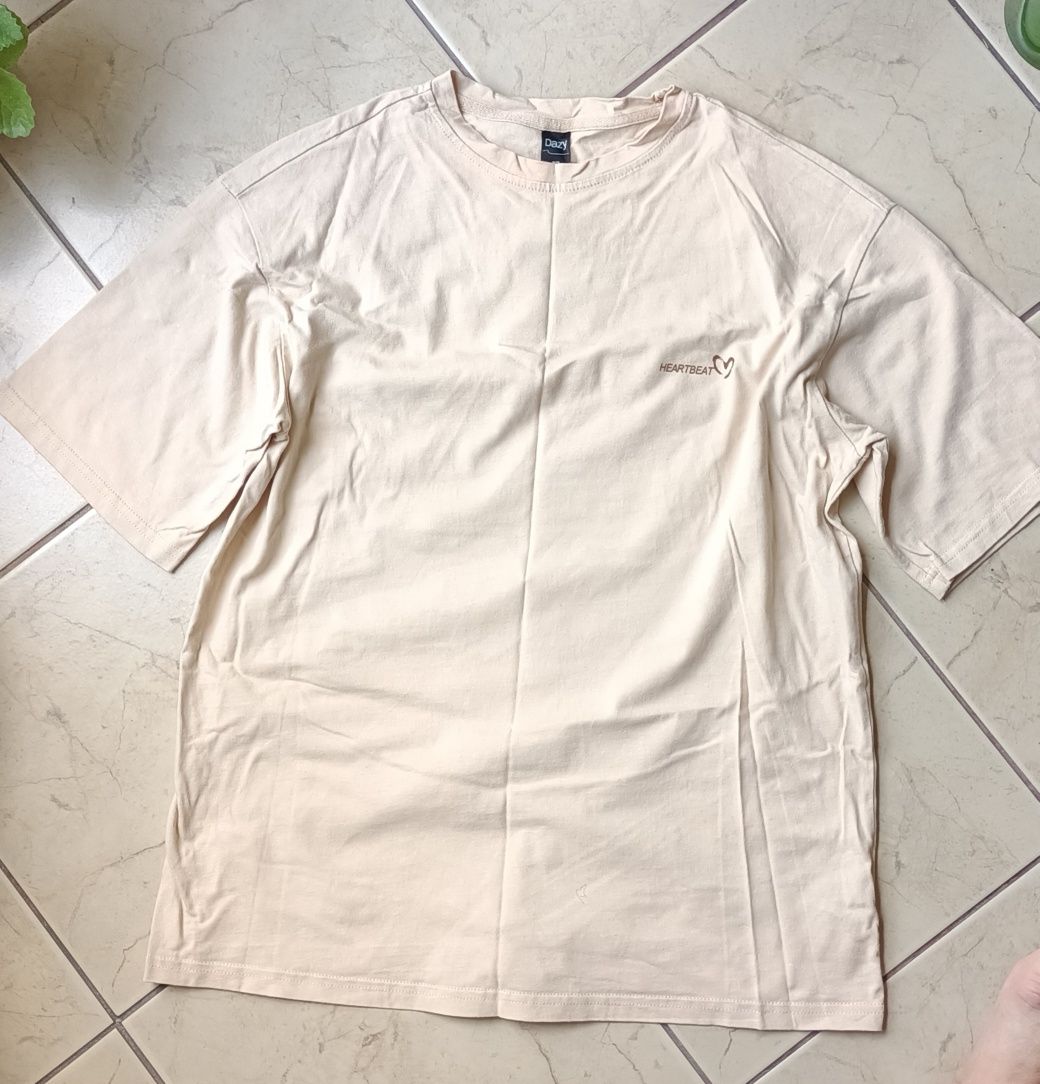 Beżowy t-shirt z nadrukiem serce rozm. S 36