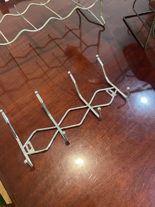 2 garrafeiras , 1 artigo pendurar panos