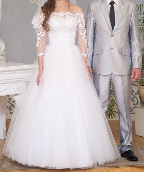 Нежное белое свадебное платье с кружевом, вышивкой и рукавами 3/4.