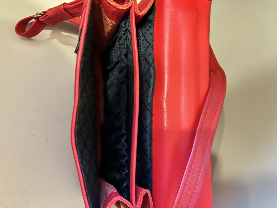 Czerwona skórzana listonoszka .