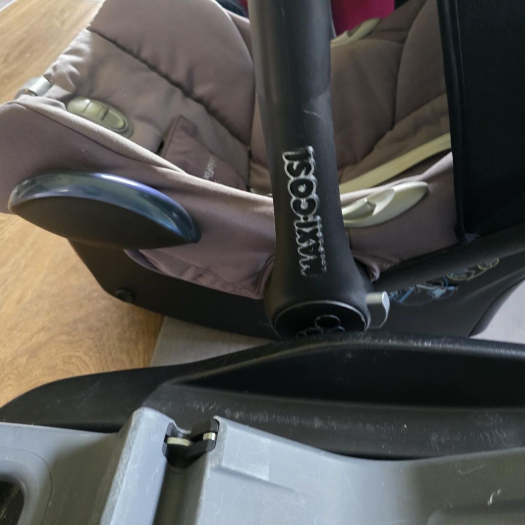 Zestaw Fotelik Maxi Cosi nosidełko 0-13kg, fotelik Pearl 9-18kg + baza