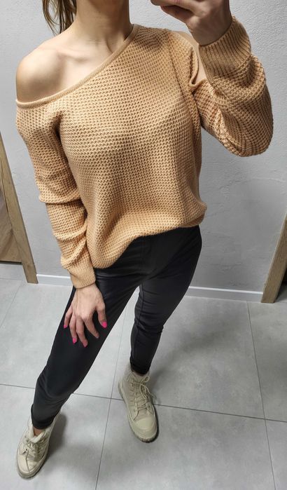 Morelowy sweter z wycięciem na ramionach