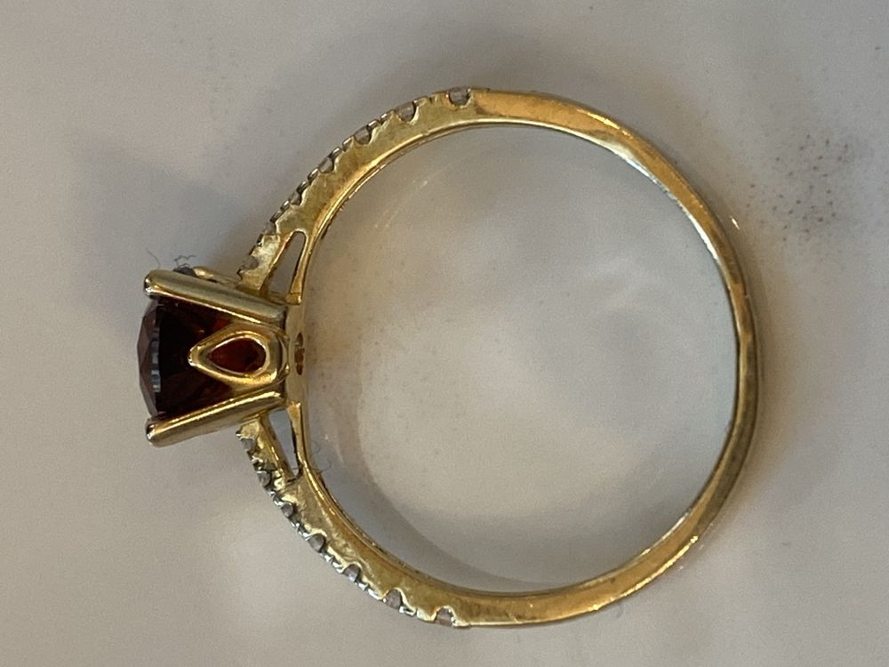 Złoty pierścionek z granatem syntetycznym i cyrkoniami APART