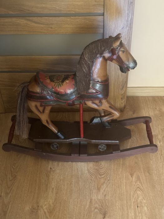 Kon drewniany na noegunach