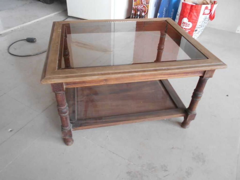 Mesa de centro em madeira e vidro