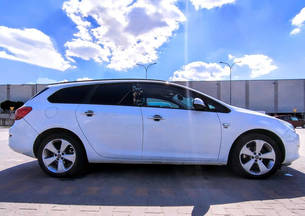 Opel Astra J 1.4 turbo benzyna 140 km z 2012 roku