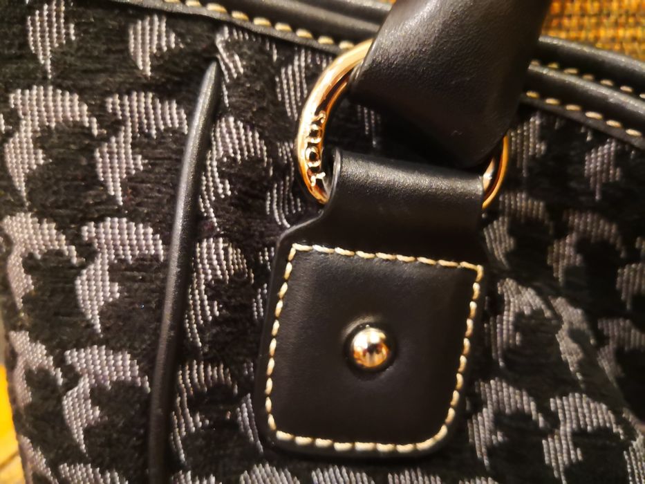 Carteira em fazenda e pele preta da marca Tous