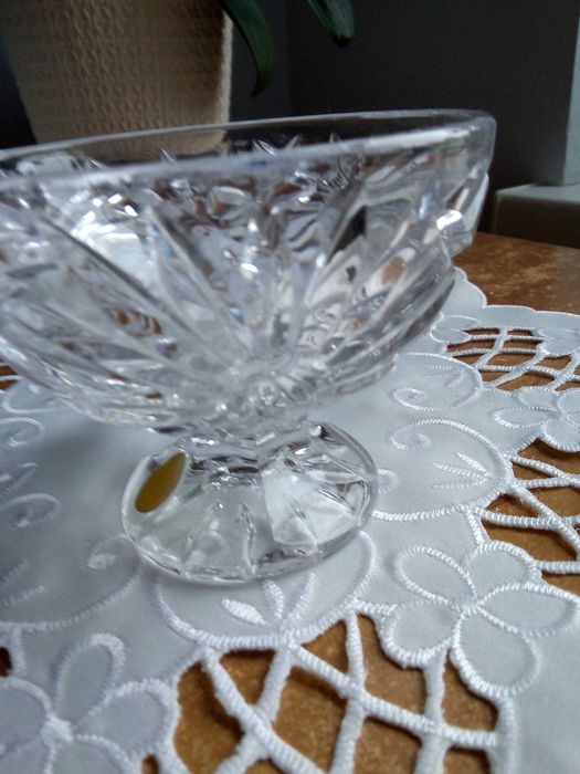 Pucharek czarka na stopce białe szkło kryształ