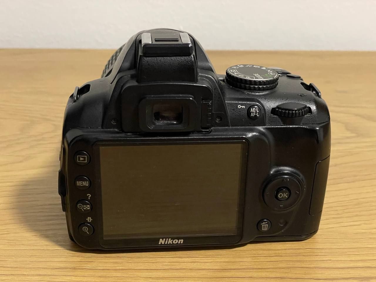 Продам фотоапарат Nikon D3000 з обʼєктивом Nikkor 18-55mm 1:3.5-5.6G