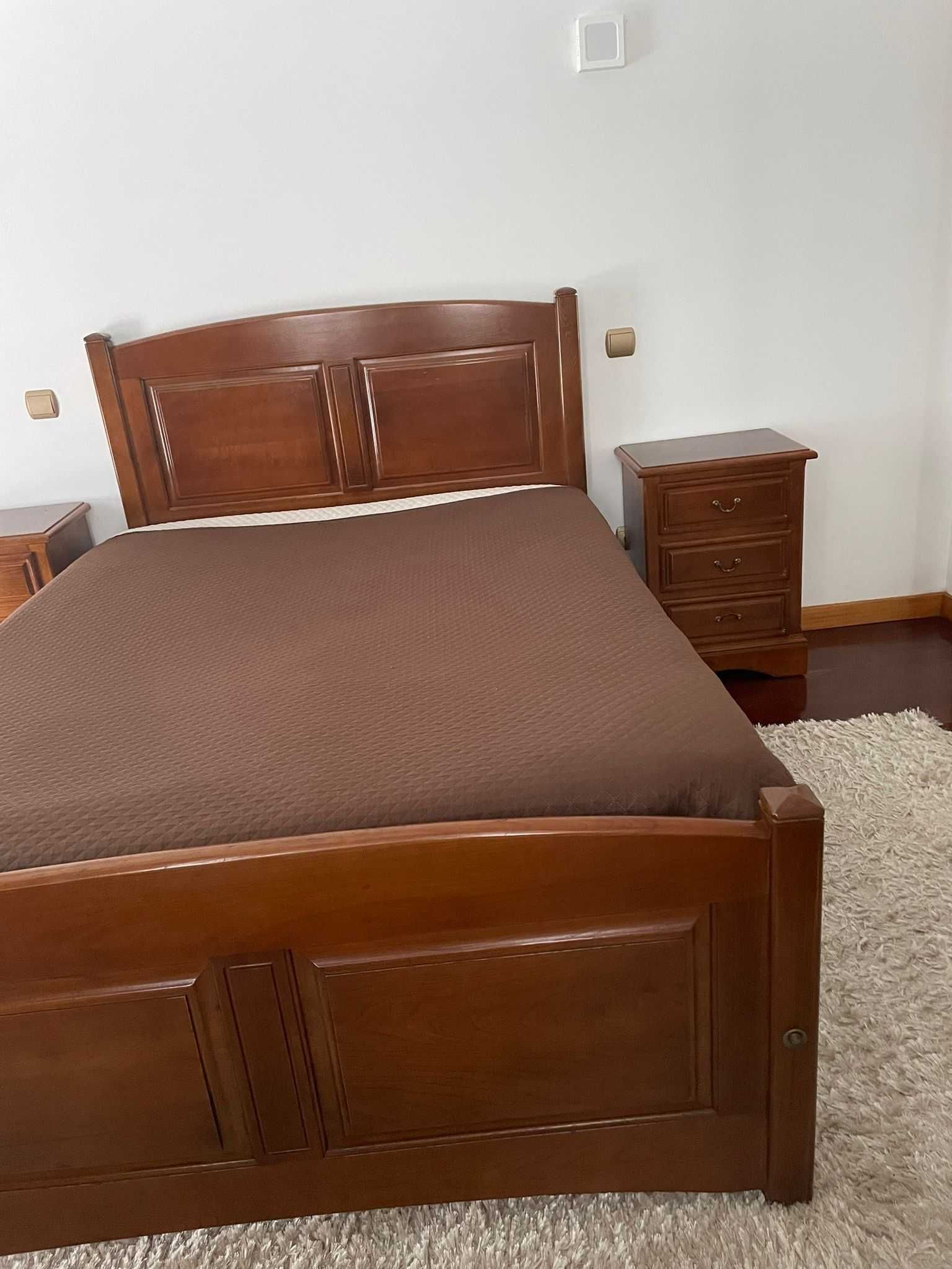 Quarto completo: cama, 2 mesas de cabeceira e 1 cómoda