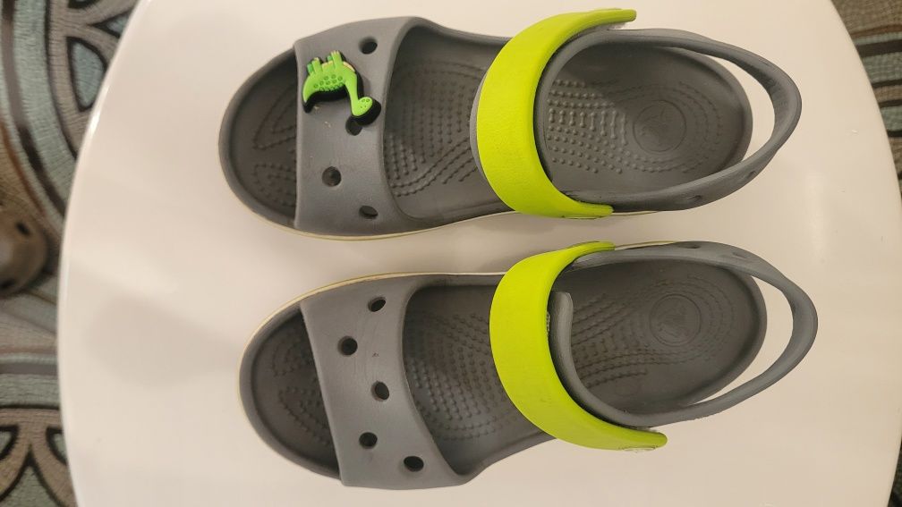 Crocs sandały C12 + pin przypinka dinozaur