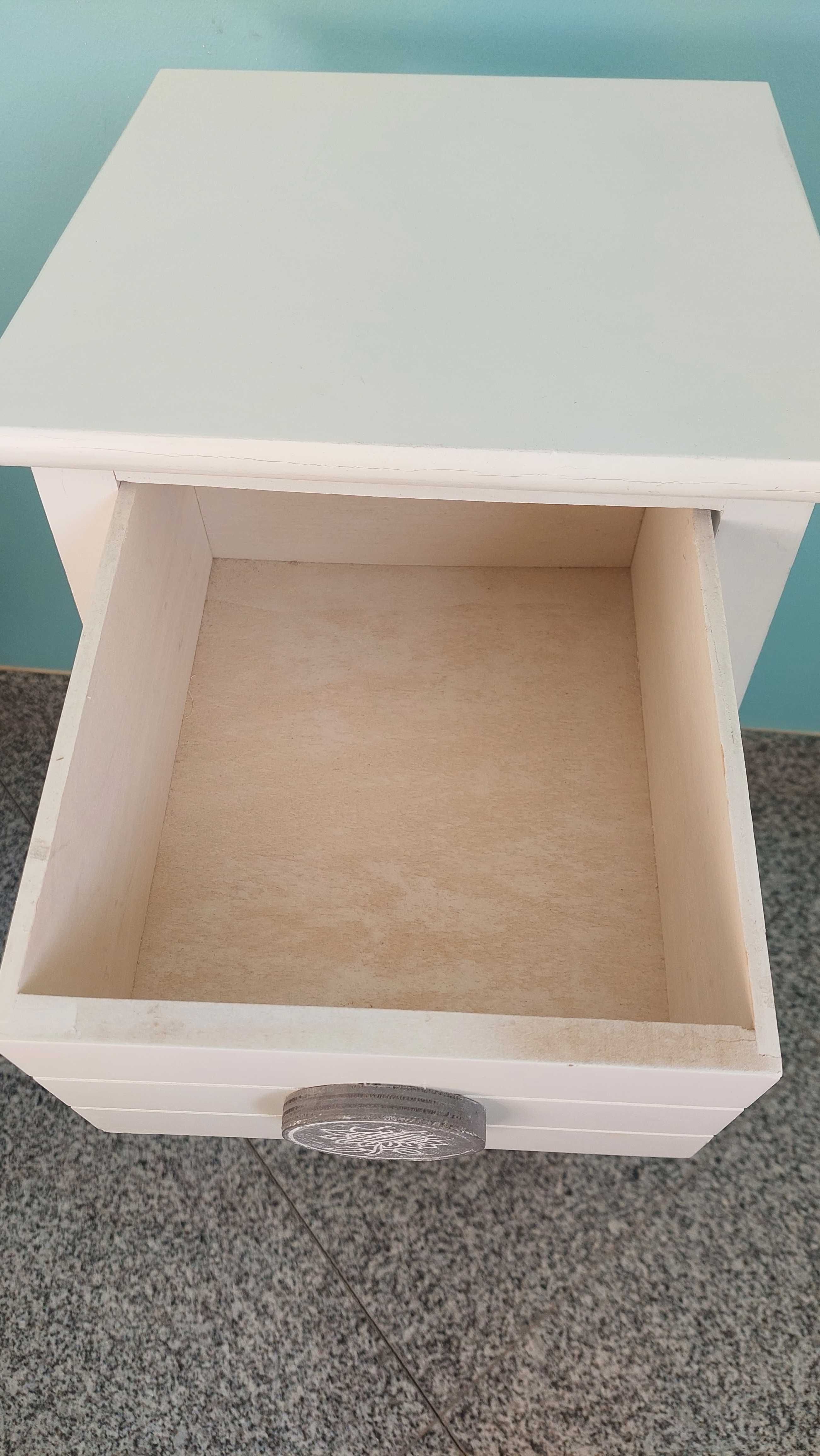 Mesa de cabeceira branca (x1)