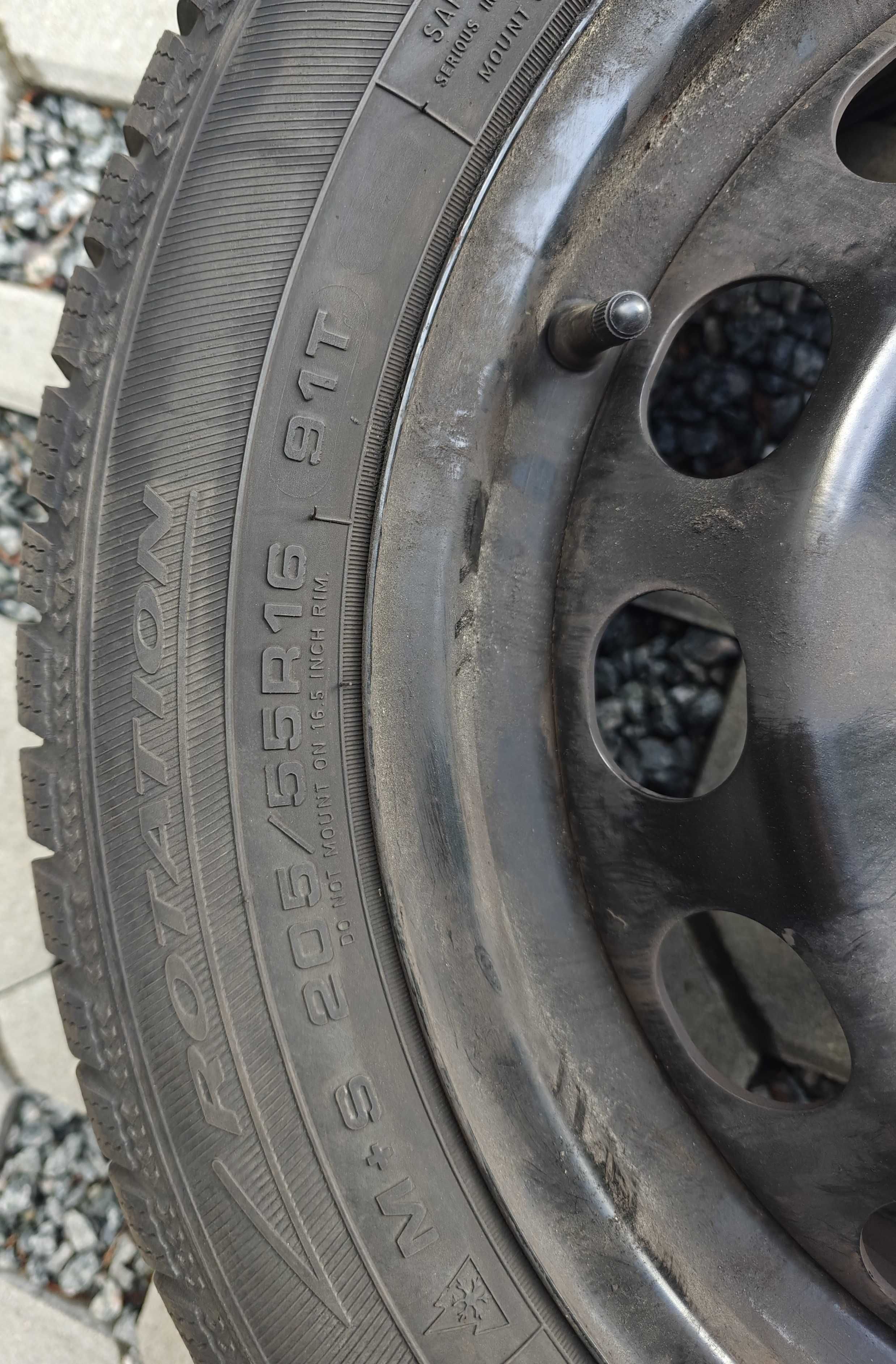 Sprzedam komplet opon zimowych Dębica 205/55 R16 na felgach stalowych