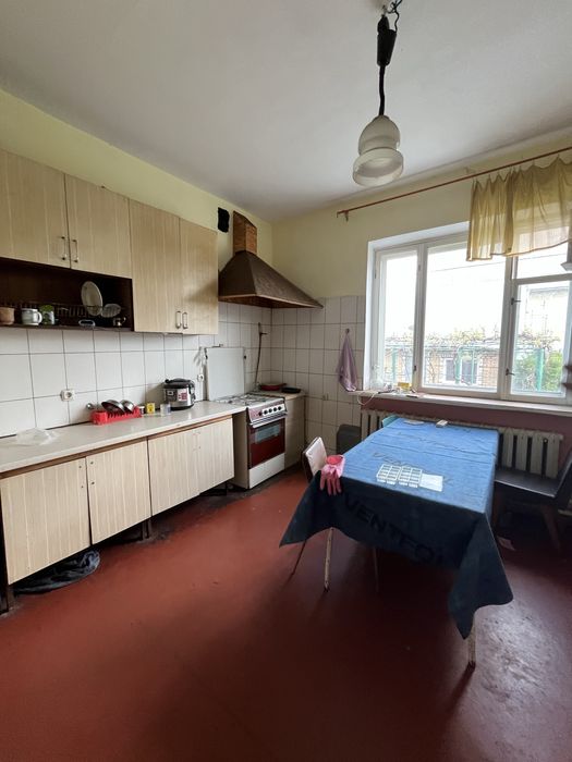 Центр. Двоповерховий будинок з земельною ділянкою 8 соток