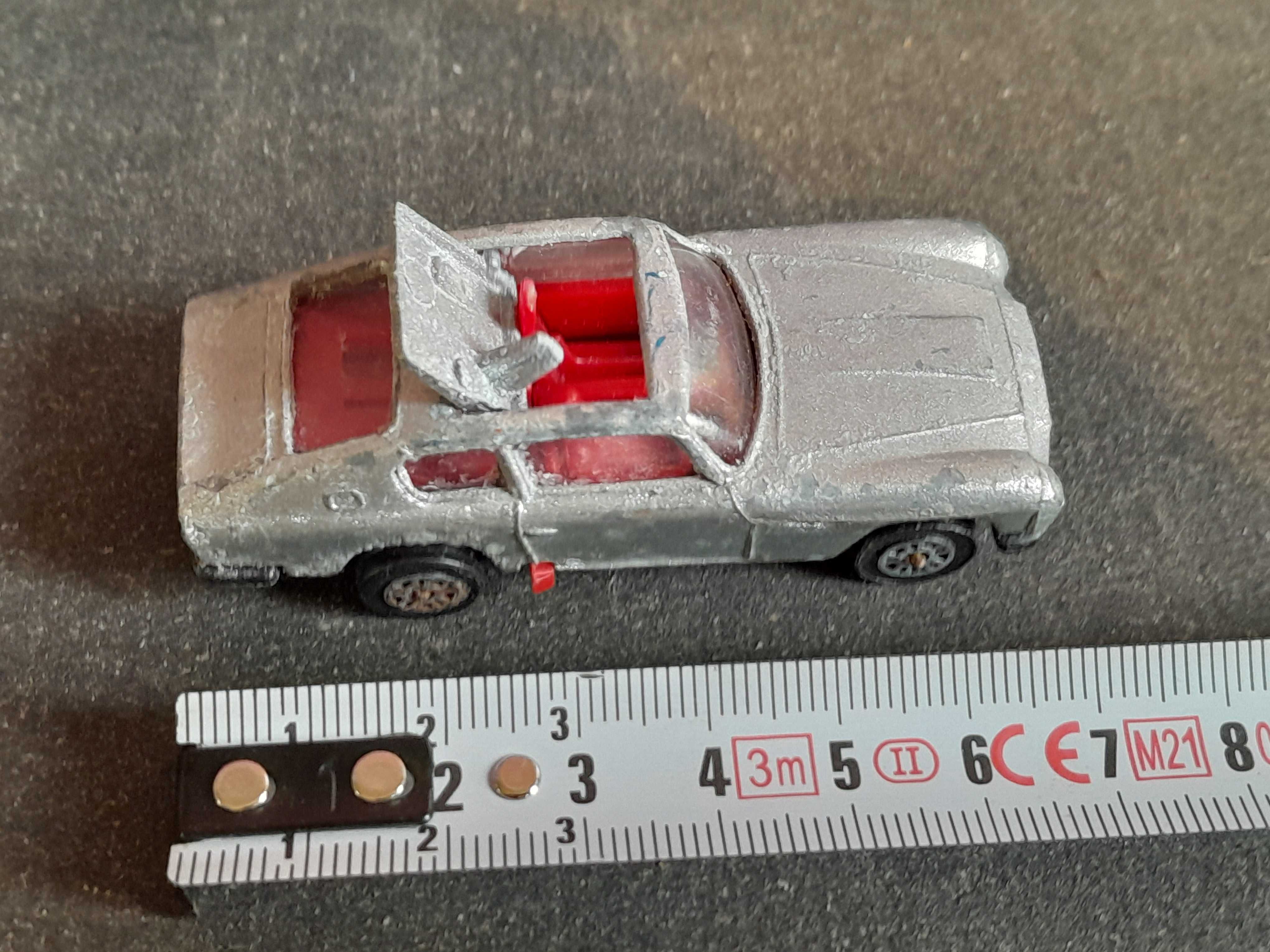 Stary resorak auto Bonda 007 Corgi 1979 Aston Martin DB6 do kolekcji