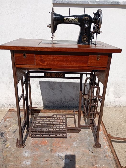 Máquina costura marca Mundlos muito antiga