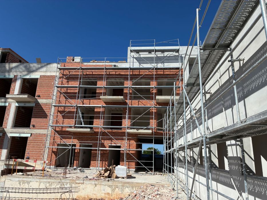 ladrilhador profissional com empresa própria  oferece-se em lisboa