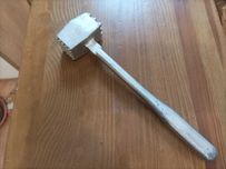 Stary młotek tłuczek do mięsa schabowych metalowy aluminium ZSRR PRL