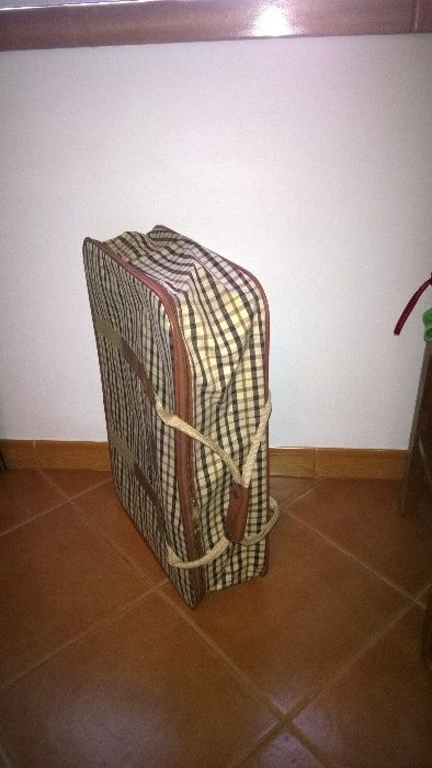 Mala de viagem em bom estado e barata