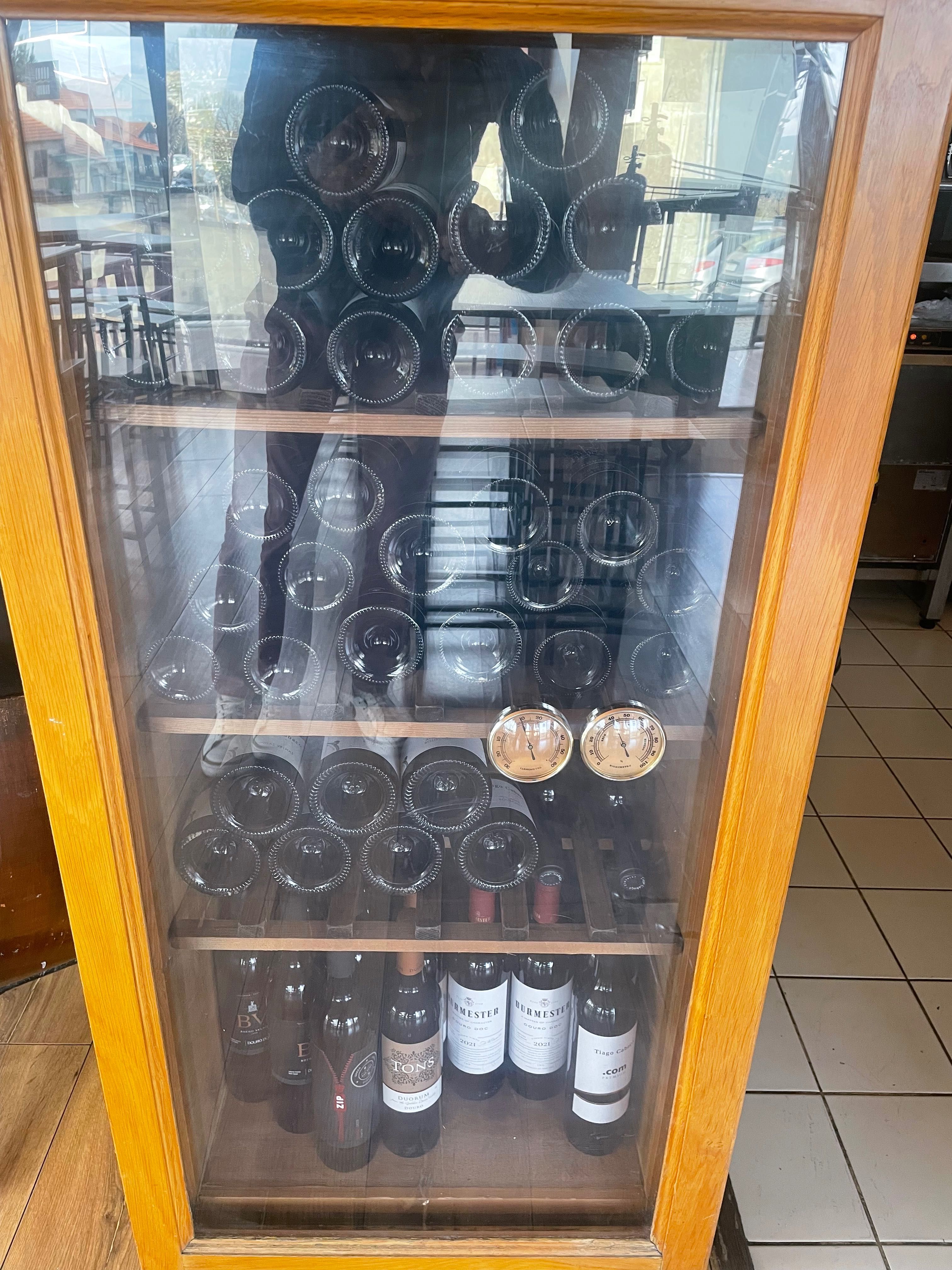 Vinoteca Caveduke Regent para 125 garrafas