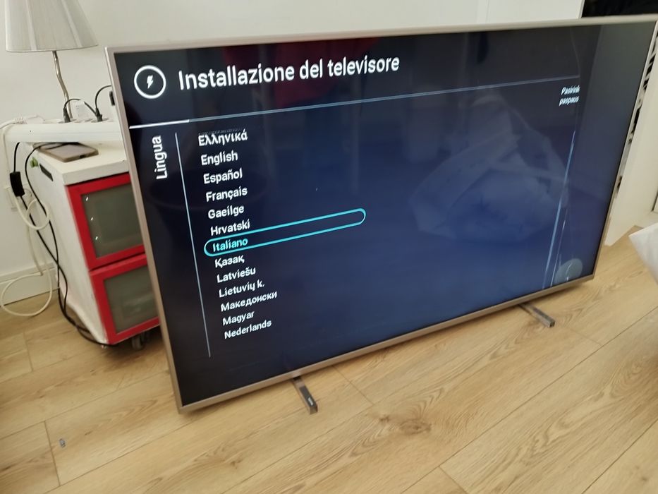 Tv 55 Philips esmart com o ecrã            partido.   Acompanha o coma