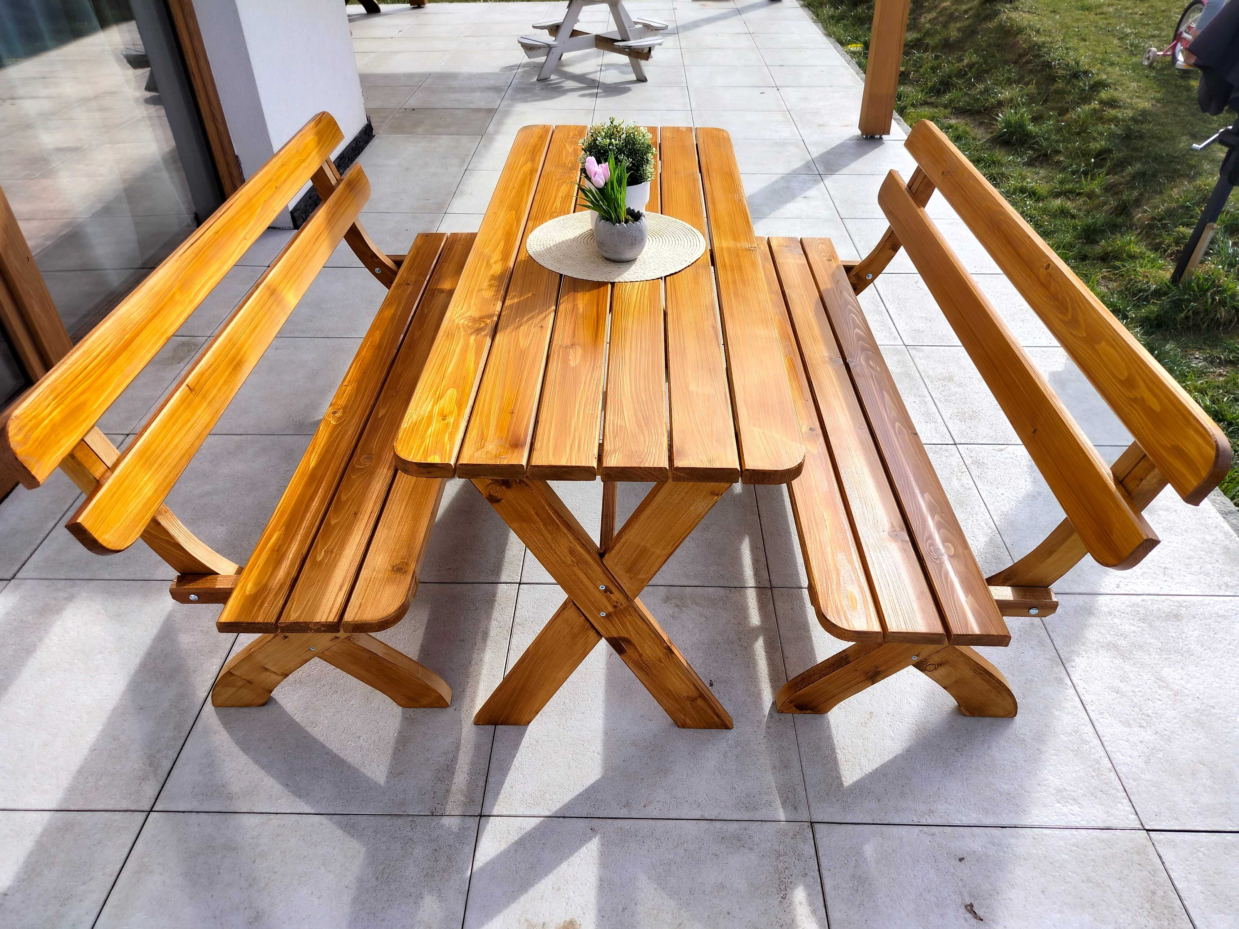 meble ogrodowe, stół i dwie ławki