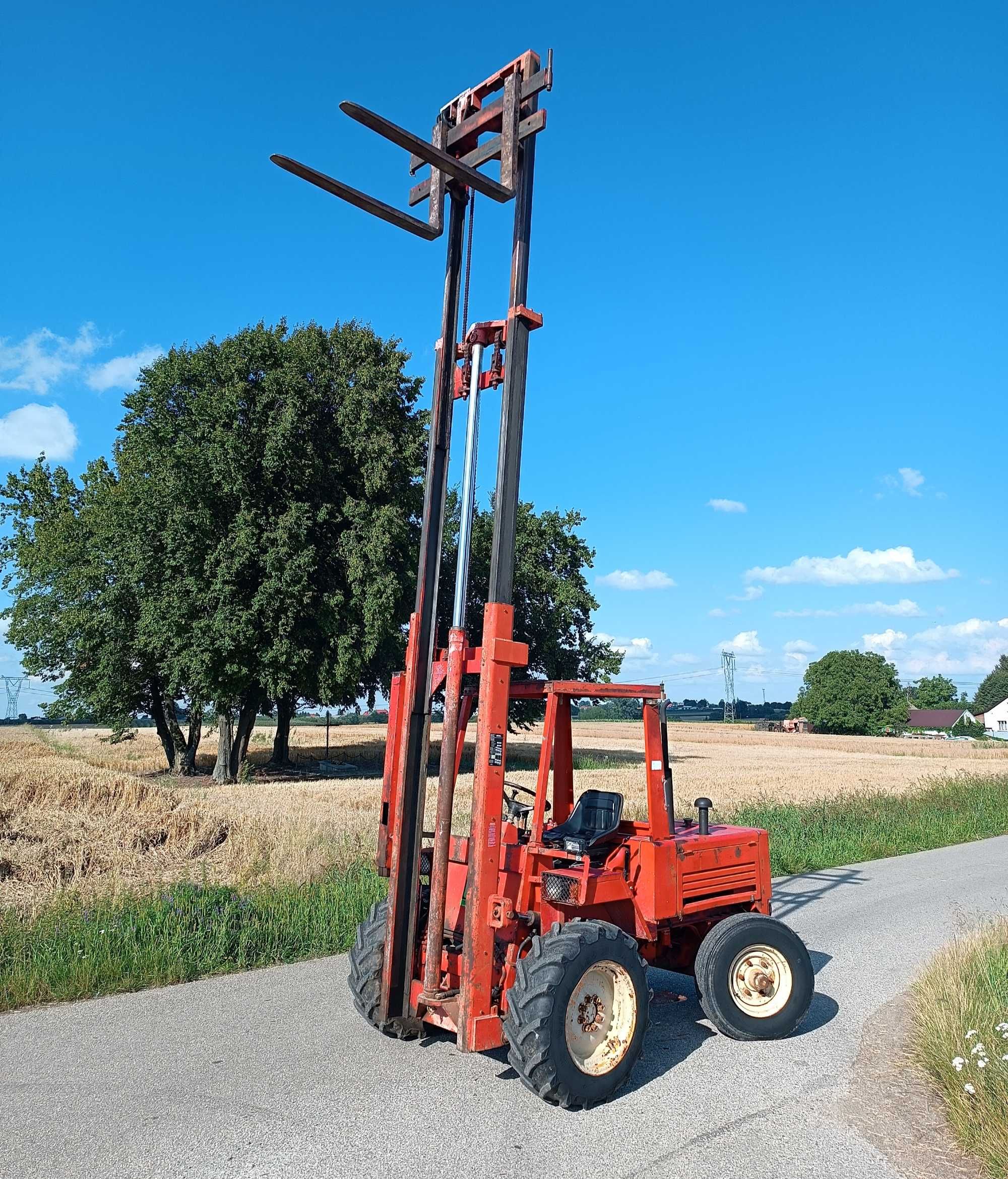 Wózek widłowy terenowy Manitou MC200.