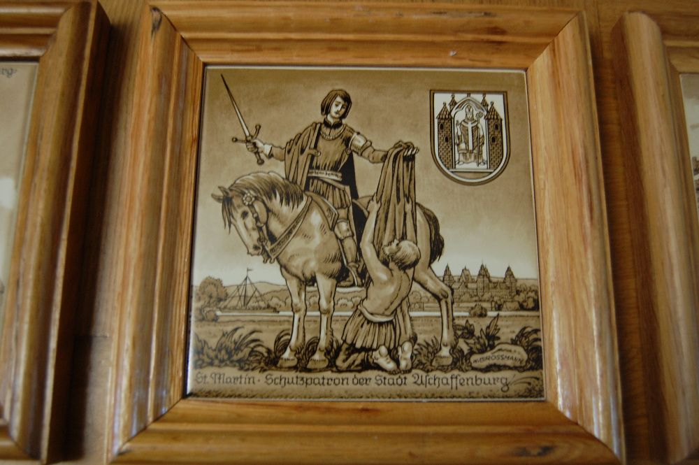 Pięć obrazków na ceramice.