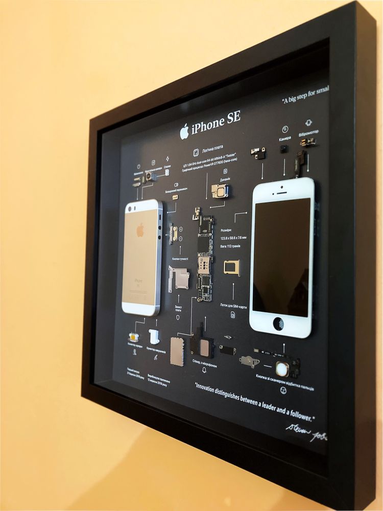 Картина на стіну IPhone 5 SE Gold у рамці 35х35см, чорна.