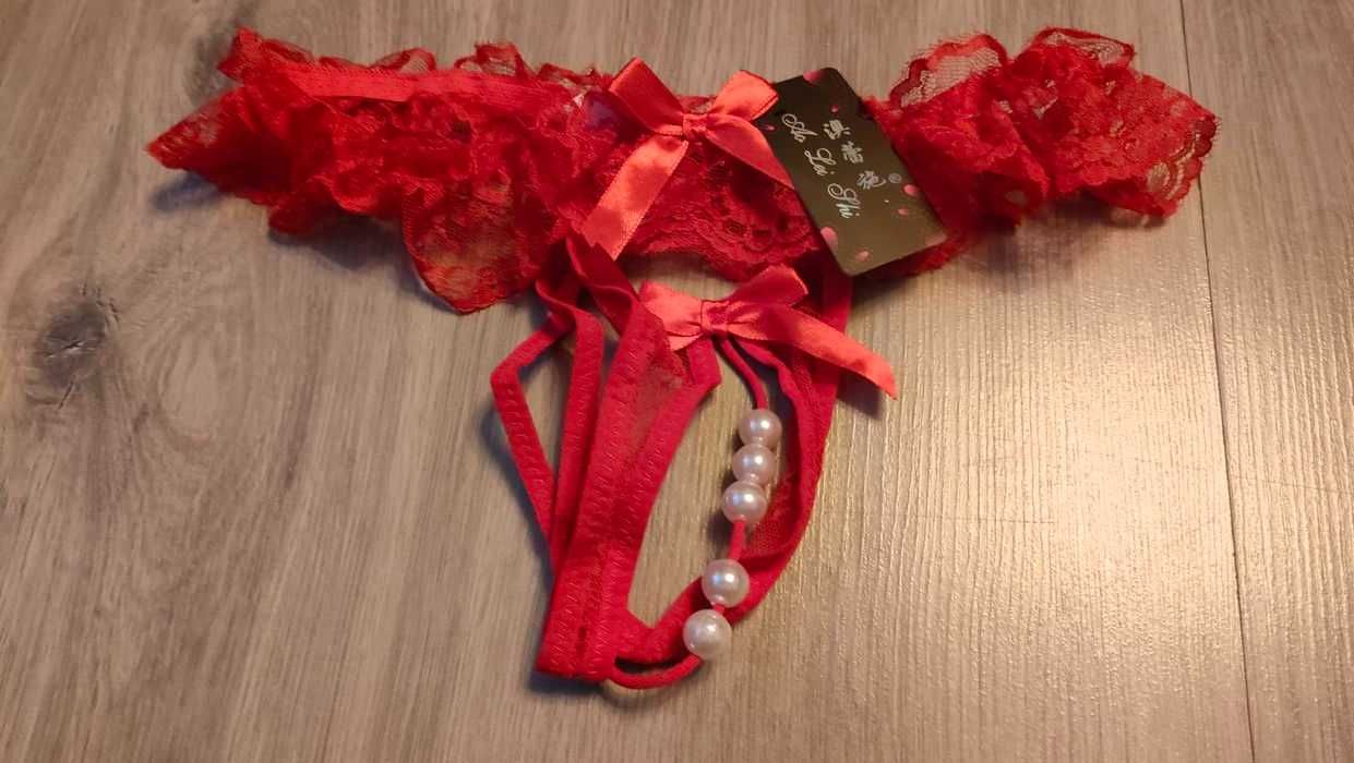 Nowe, czerwone stringi koronkowe z perełkami