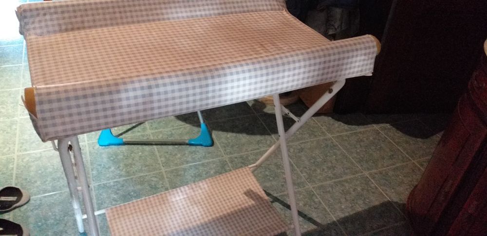 Fraldário com banheira de bebé azul e branco