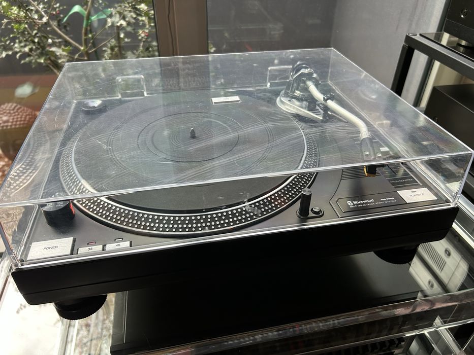 Gira discos Sherwood PM9800 em bom estado.