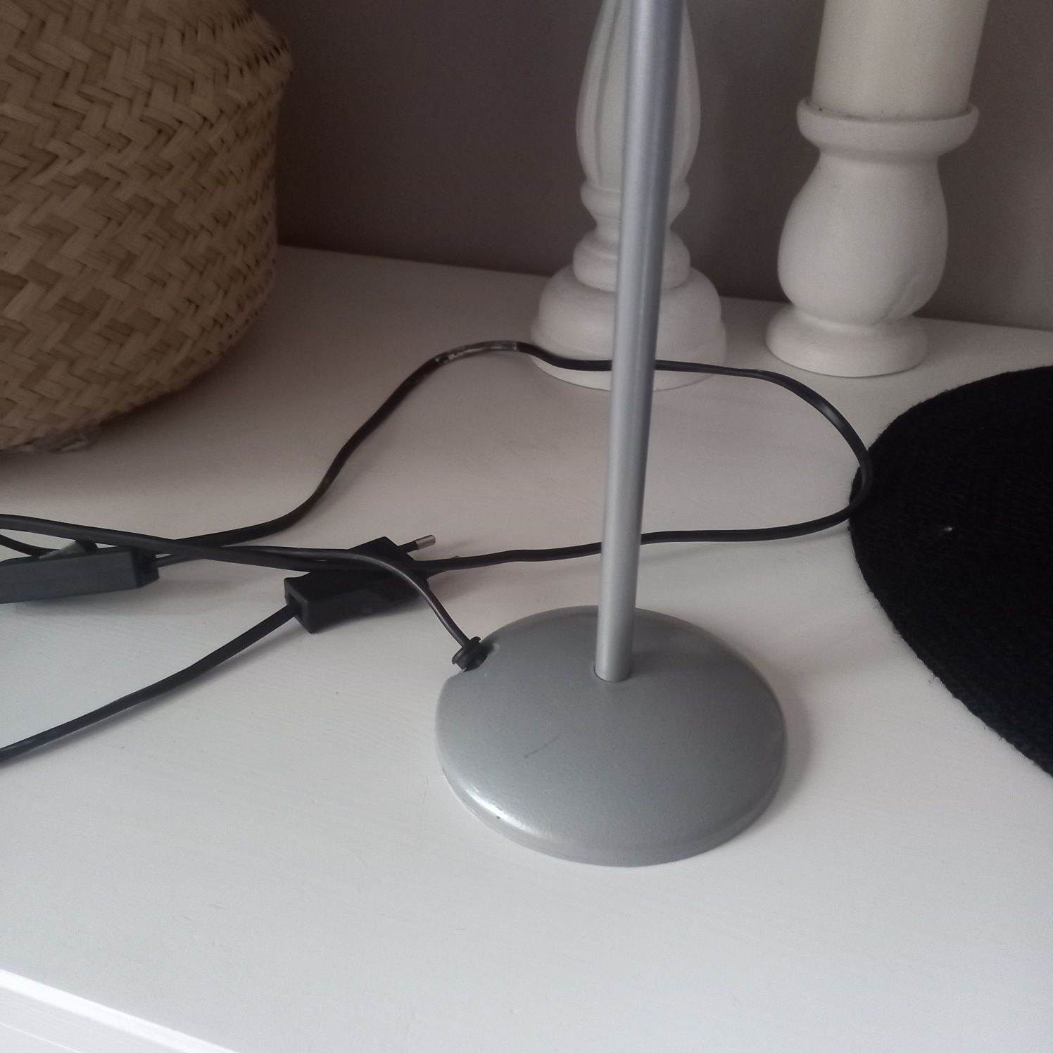 Lampa  Ikea z waskim kolorowym kloszem w kwiaty na parapet