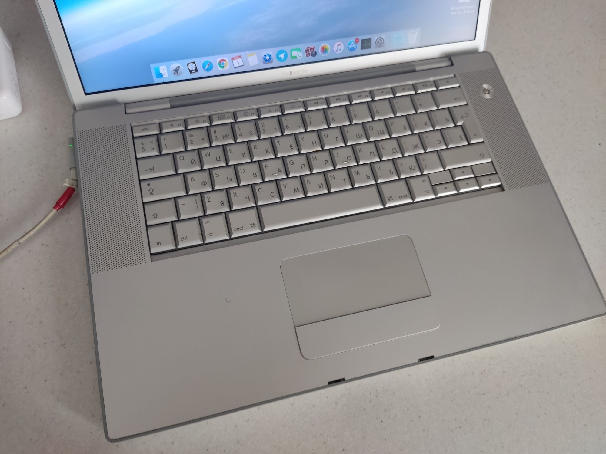 MacBook Pro 15" з зарядкою