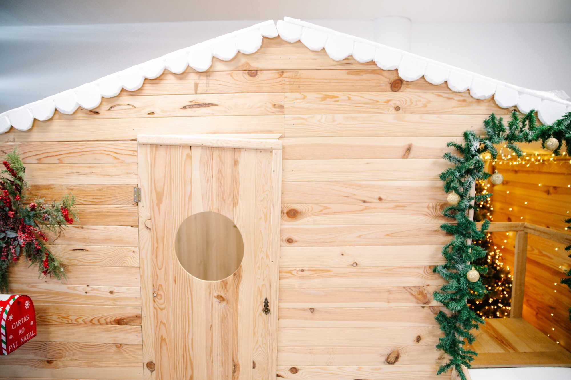 Cenário de Natal - Casa de Madeira com escorrega