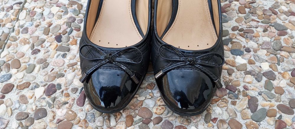 Sapato GEOX muito elegante em pele preta com lacinho