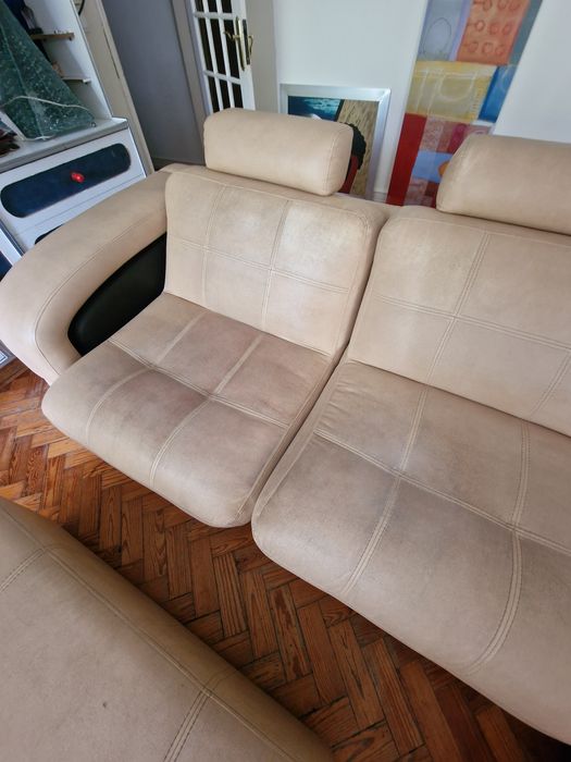 Sofá em pele bege e preto em L