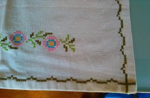 Pano de tabuleiro bordado novo. Medidas : Largura - 52 cm × 40 cm.