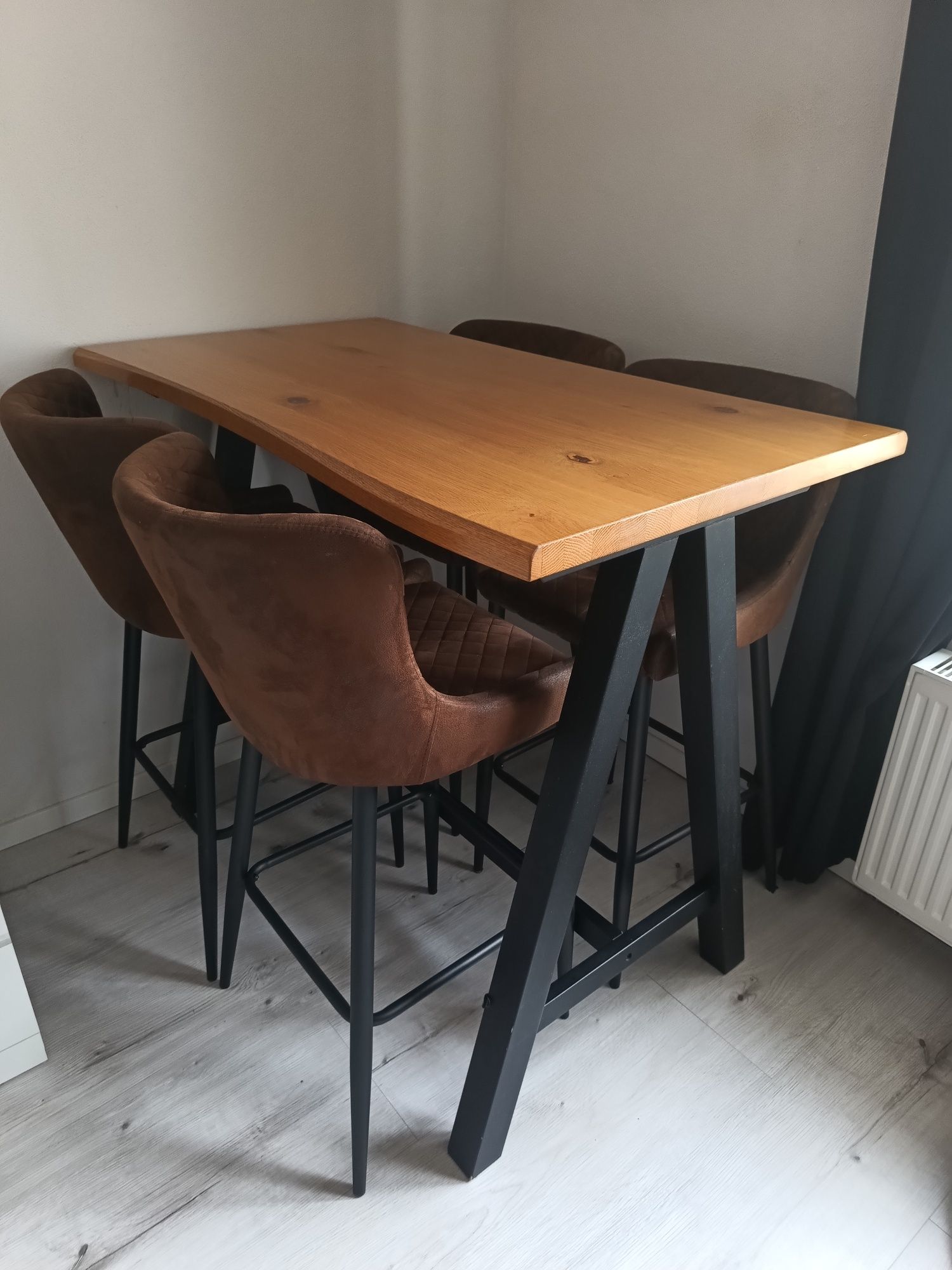 Stół z krzesłami wysoki