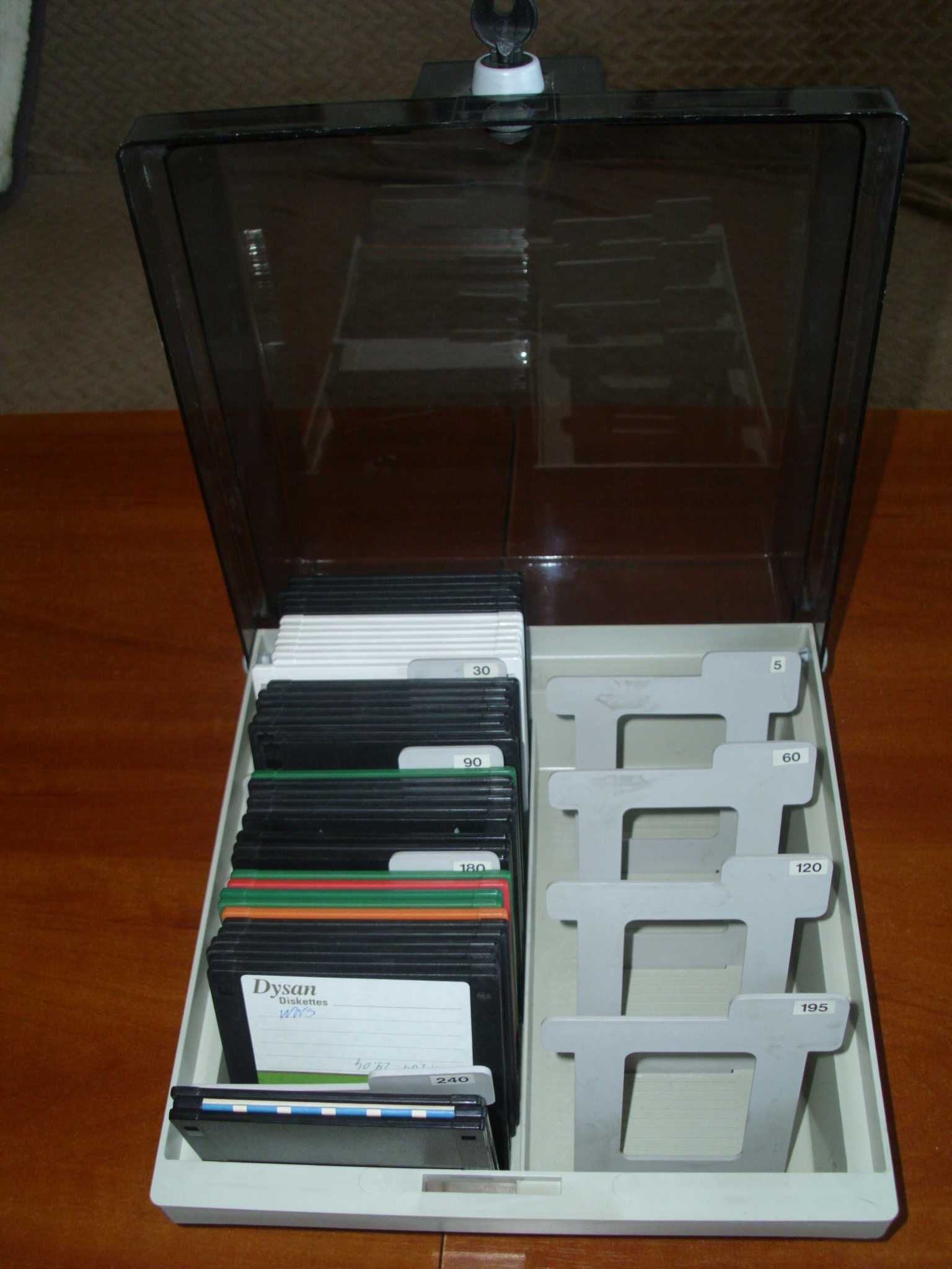 Pudełko,pojemnik,kasetka,etui na dyskietki komputerowe 3,5"