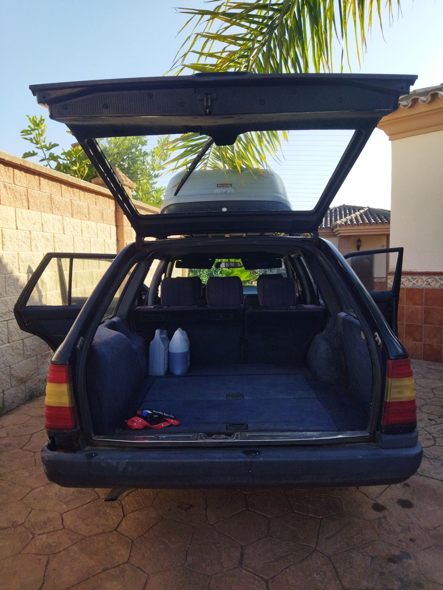 Mercedes Benz S124.    250TD