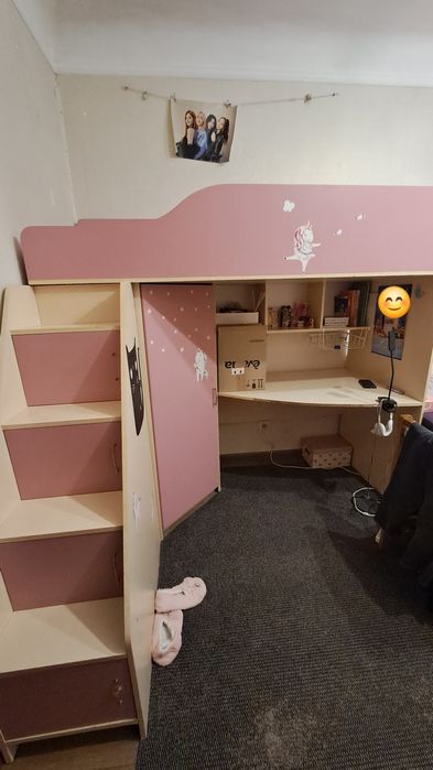 Ліжко-горище з шафою та столом