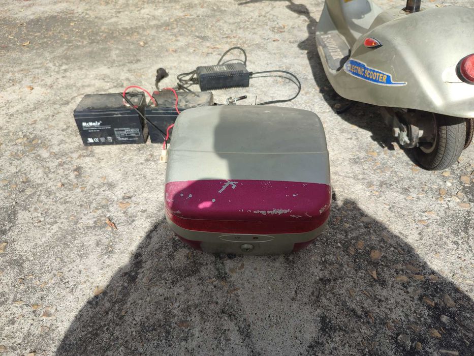 Trotinete elétrica antiga – para peças ou reparação (35€)