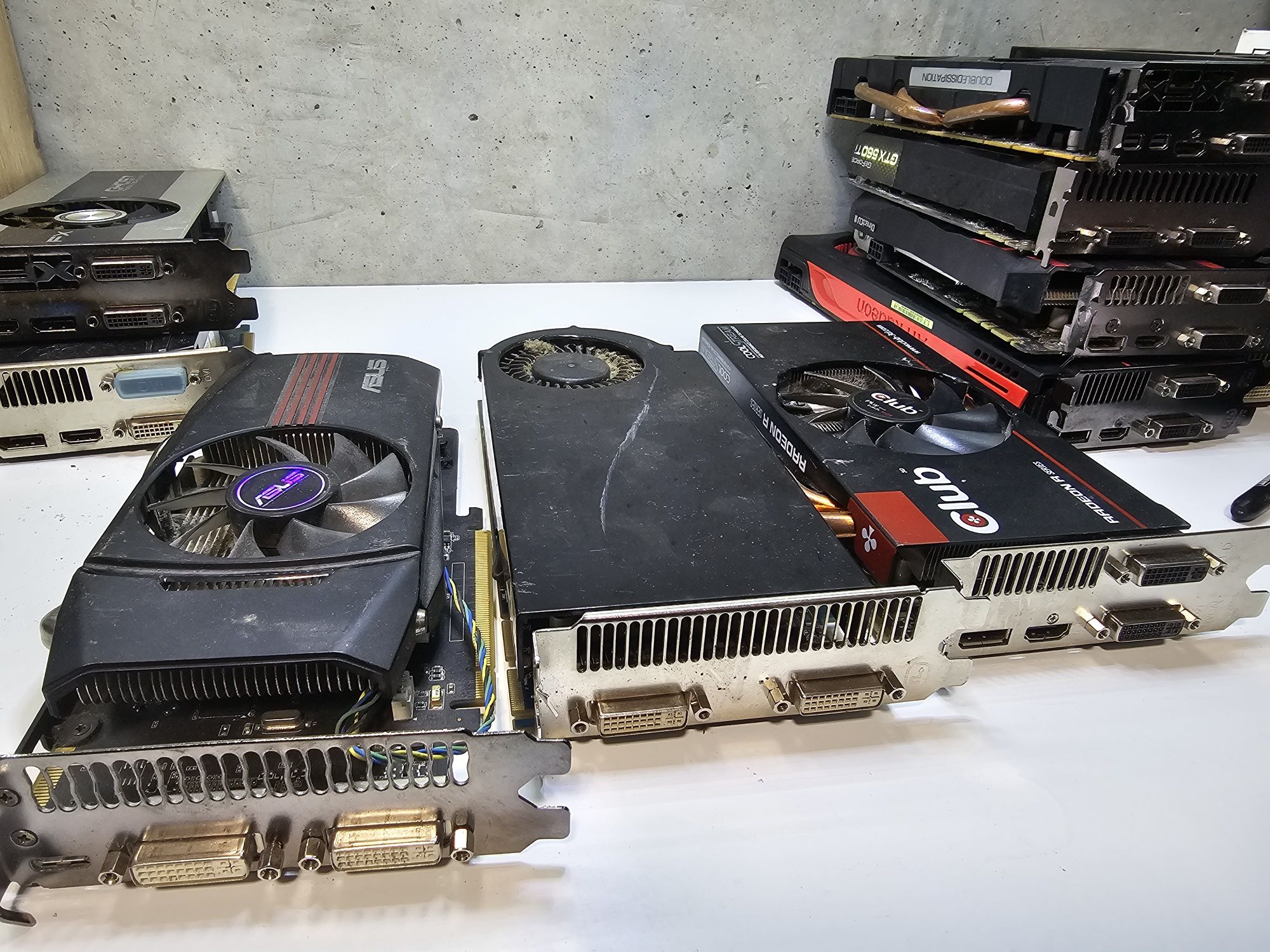 Лот 10 відеокарти Radeon Asus та інші