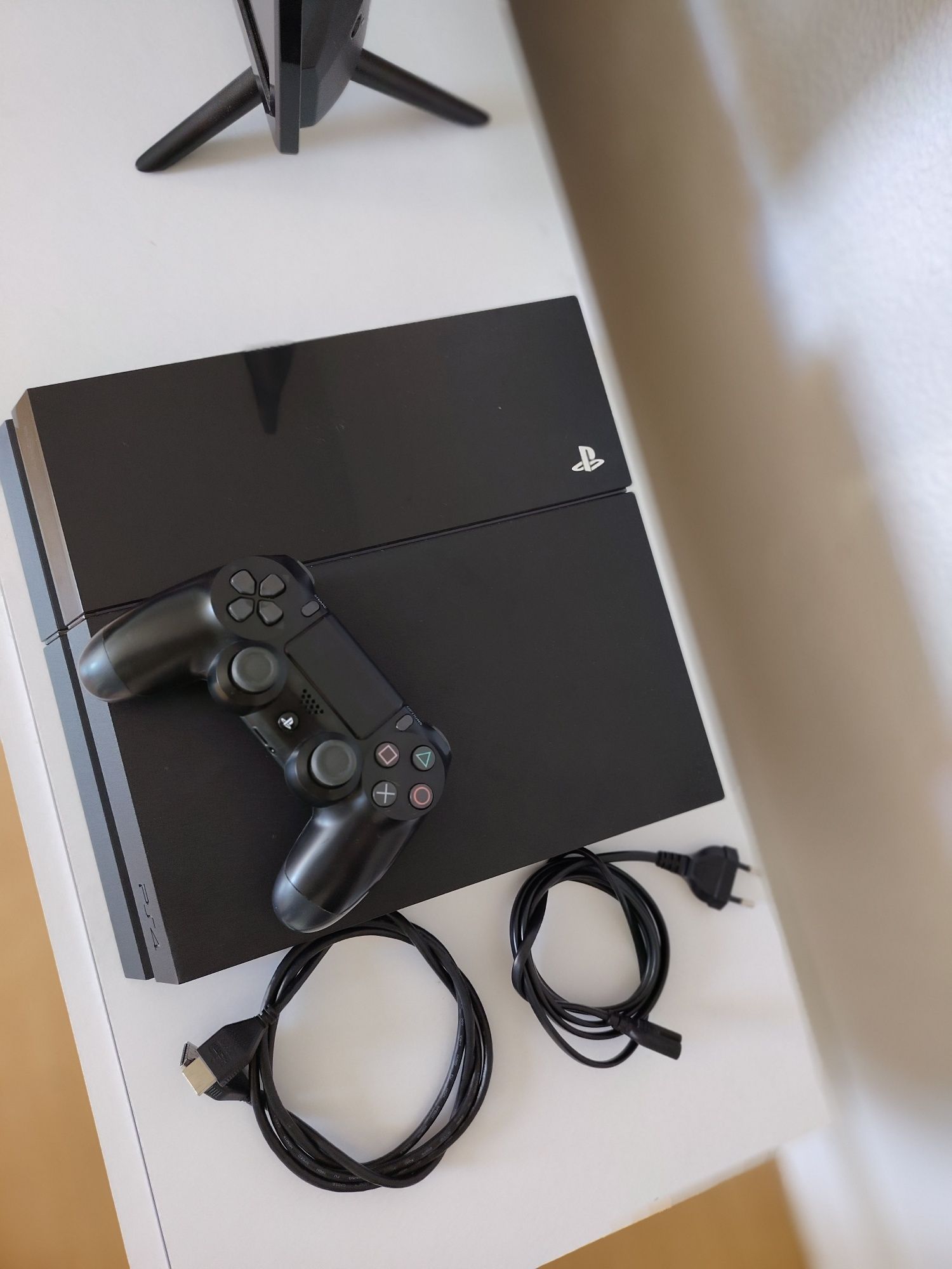 Ps4 com um comando, cabos e jogos baixados