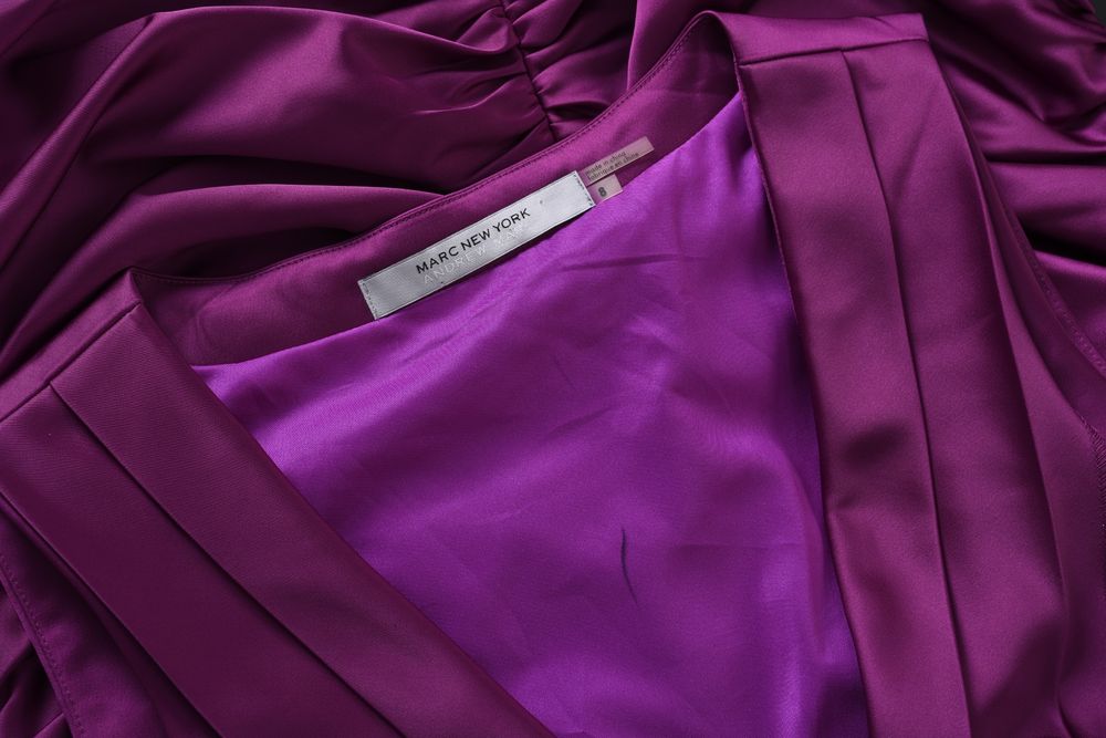 MARC NEW YORK purpurowa sukienka koktajlowa satynowa marszczona r. 38