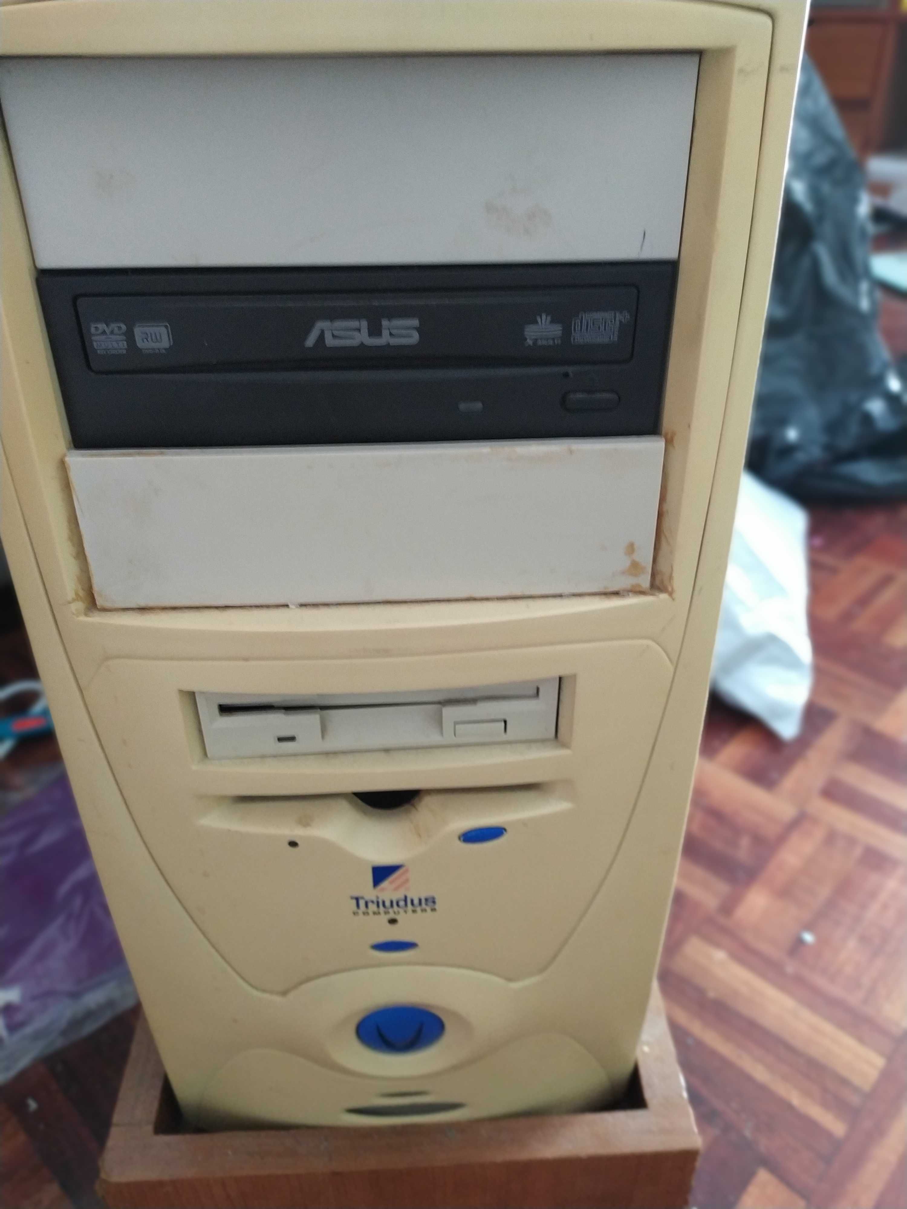 Computador Pentium III a 866 MGH 
E RAM DE 1 GIGA formatado Windows 7